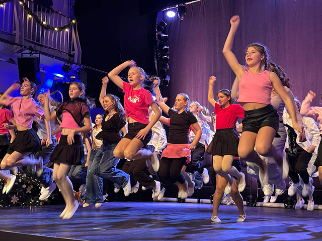 Weihnachtsrevue im Volksbad Jena